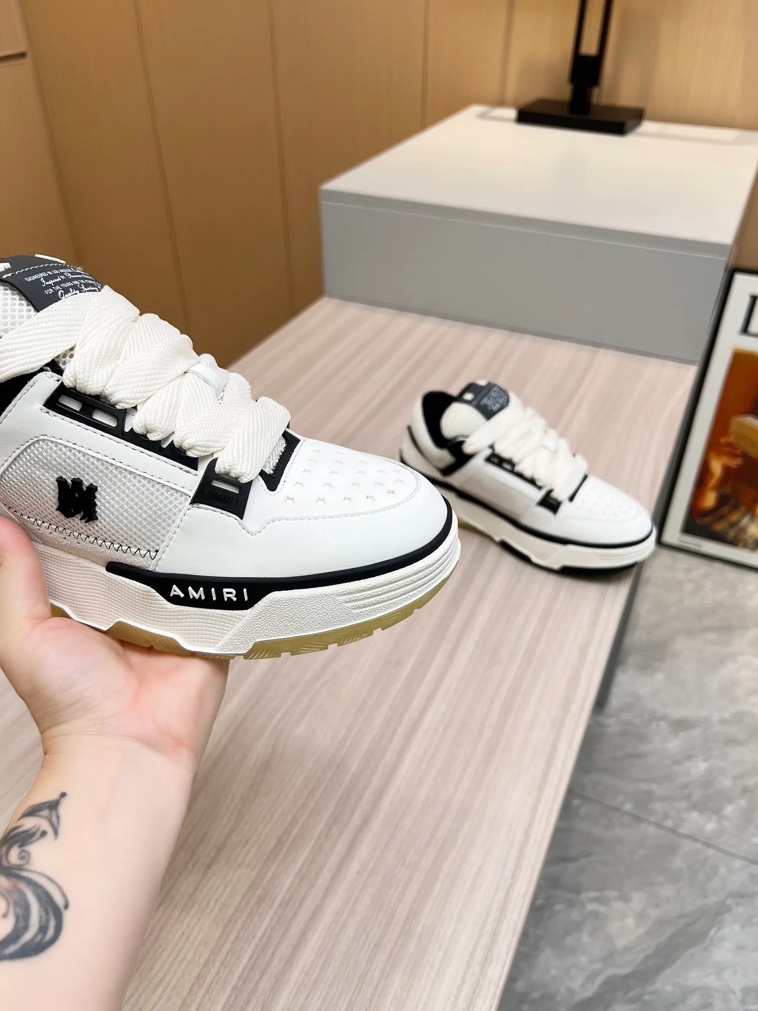 p620💰Men's shoes Amiri Emile's 2023 spring and summer new MA-1 bread shoes, couple models, casual sports shoes, sneakers Amiri gave up the rock punk style in the new season and used a large number of unsaturated colors, Morandi tones, whether you see or wear them, it will make people very happy. The large tongue of the bread shoes continues, shortens the length of the shoe body, thickens the midsole, and the toe part is more rounded. Amiri's brand letters and MA logo appear on the side of the shoe. Fabric: Original customized imported first-layer cowhide + mesh. Lining: Original customized breathable towel lining. Outsole. Foam combination material. Bottom thickness: 4CM. Size: Men's 39-45